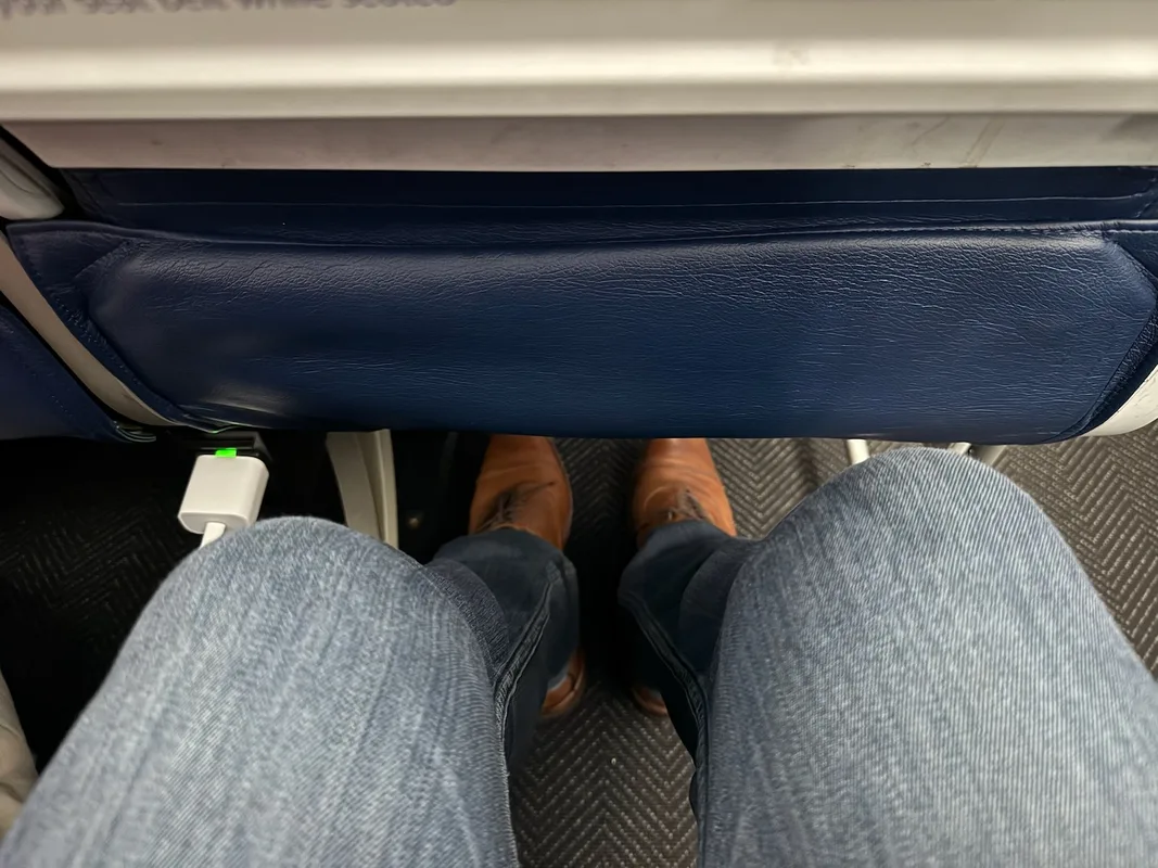 Trải Nghiệm Bay 10.5 Giờ Trên United Airlines: Hành Trình Đến London