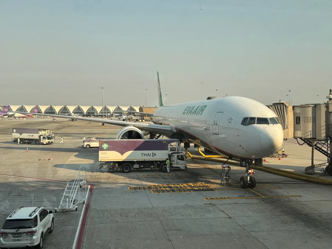 Trải Nghiệm Bay Business Class EVA Air: Từ Bangkok Đến Đài Bắc