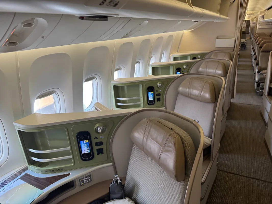Trải Nghiệm Bay Business Class EVA Air: Từ Bangkok Đến Đài Bắc