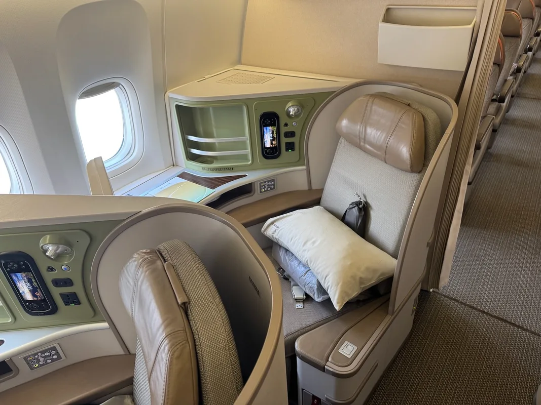 Trải Nghiệm Bay Business Class EVA Air: Từ Bangkok Đến Đài Bắc