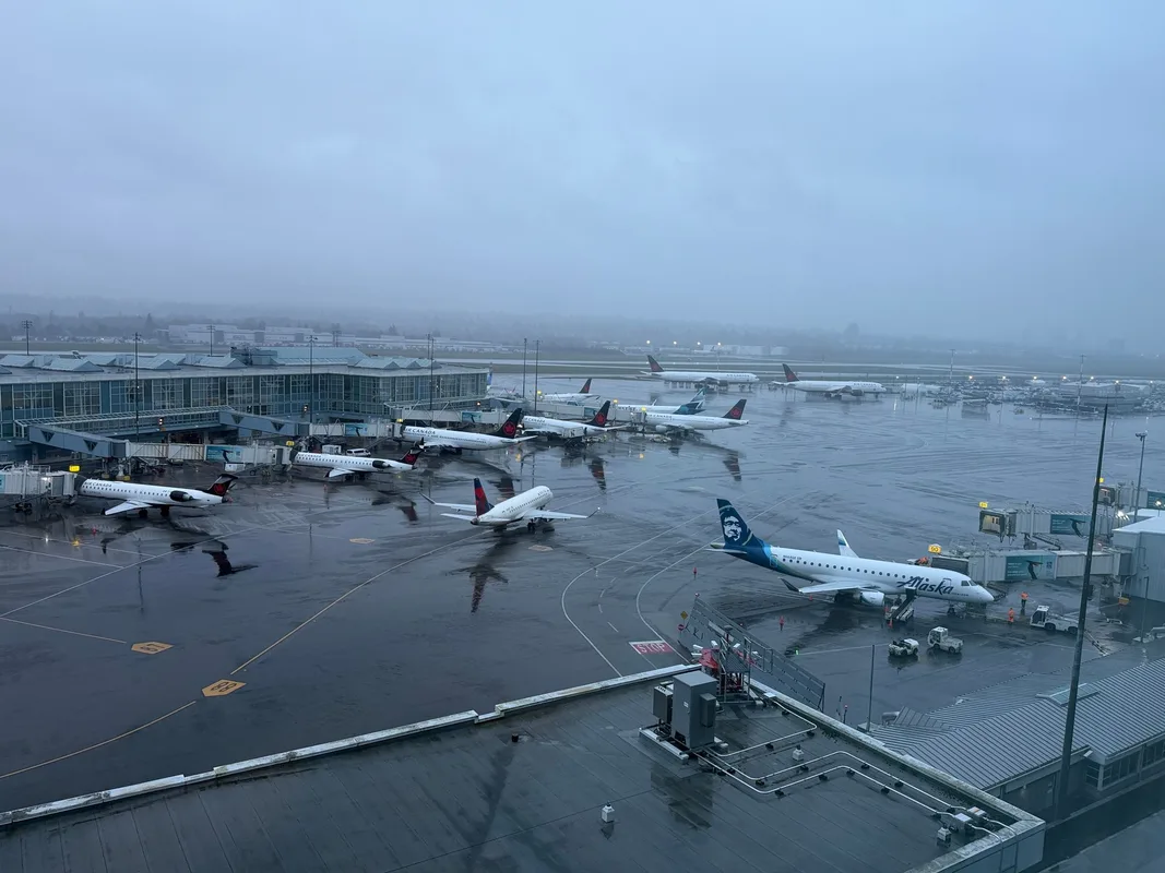 Trải Nghiệm Bay Cathay Đầu Tiên: Từ Vancouver Đến Hong Kong