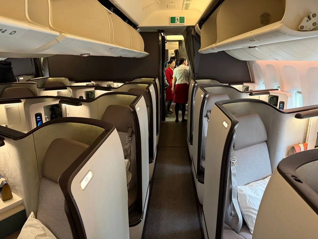 Trải Nghiệm Bay Cathay Đầu Tiên: Từ Vancouver Đến Hong Kong