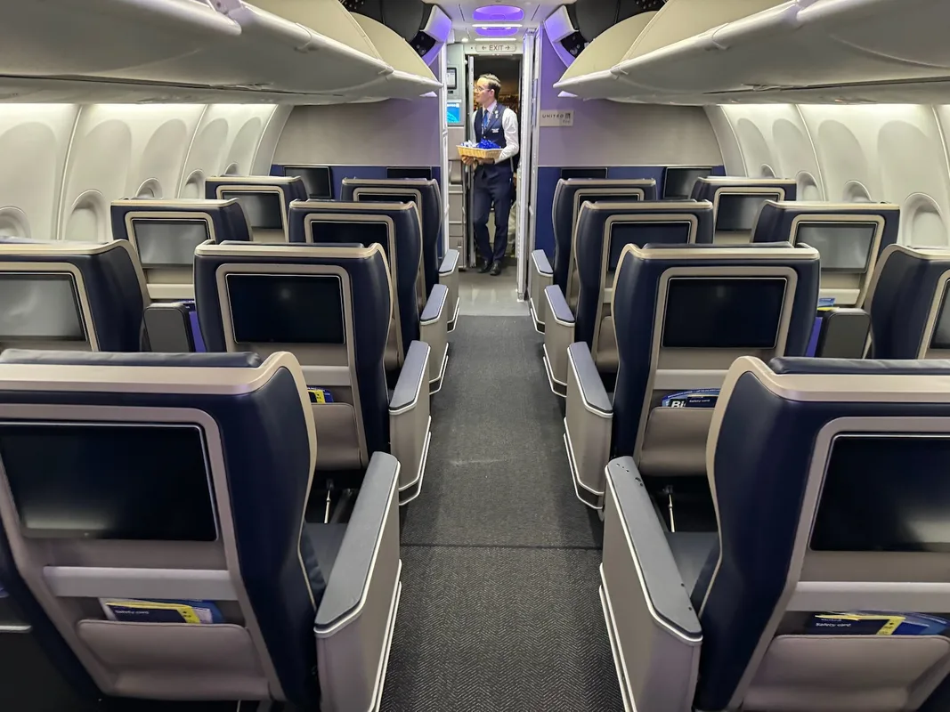 Trải Nghiệm Bay Hạng Nhất Không Mãn Nguyện Với United Airlines