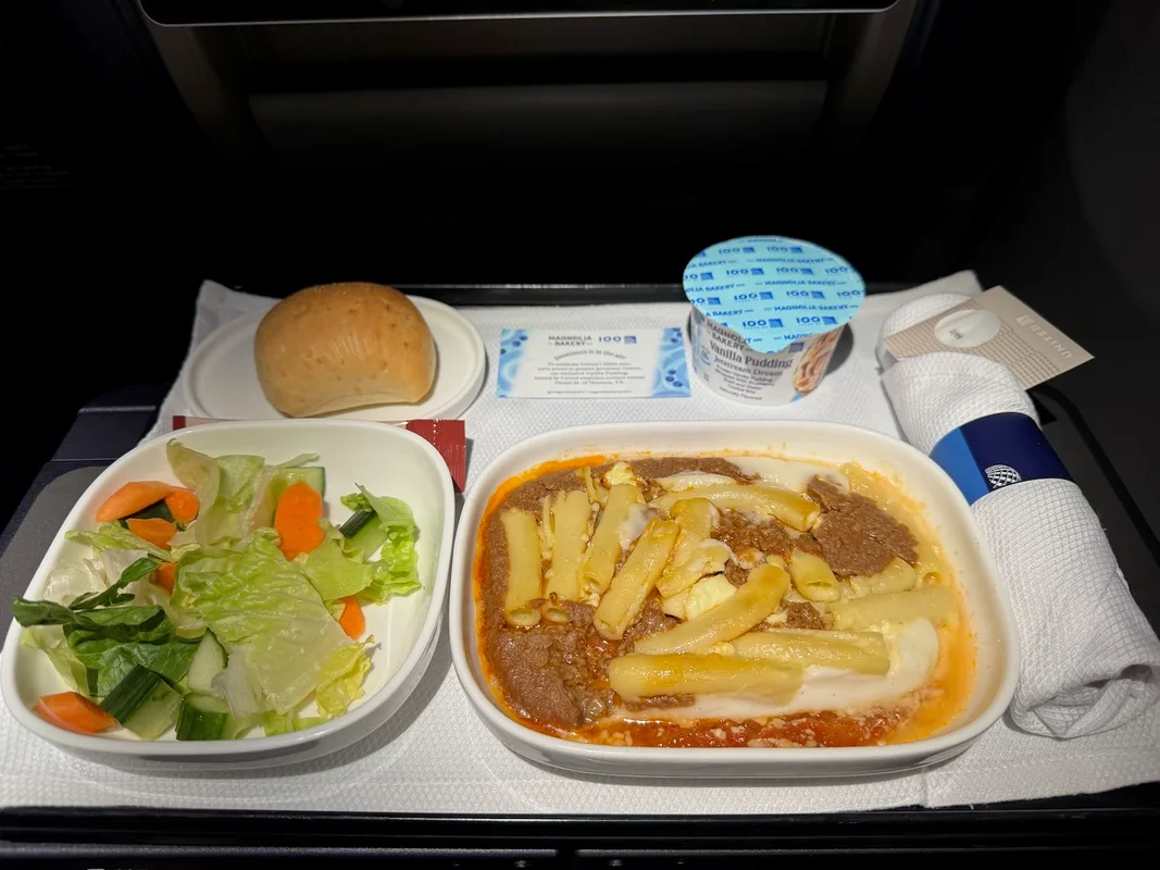 Trải Nghiệm Bay Hạng Nhất Không Mãn Nguyện Với United Airlines