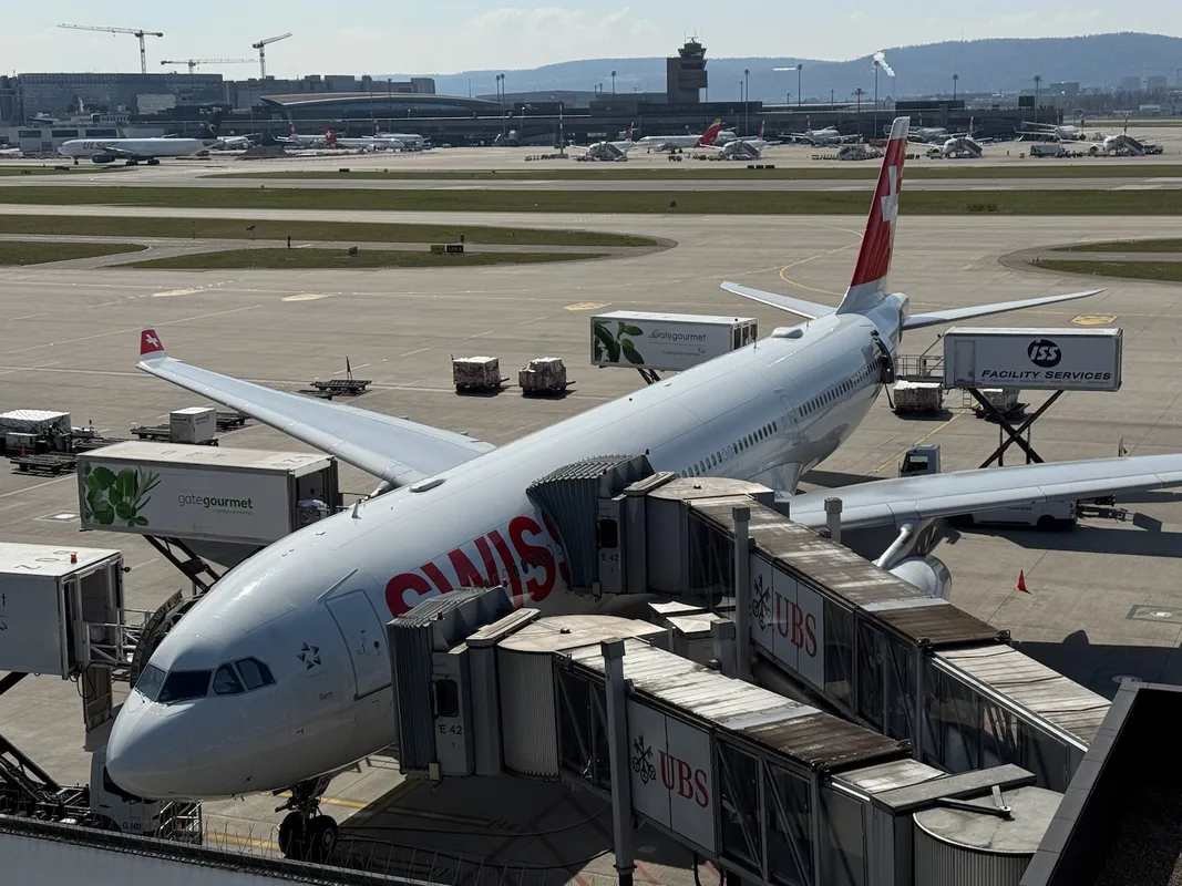 Trải Nghiệm Bay Hạng Phổ Thông SWISS A330: Thức Ăn Tuyệt Hảo Nhưng Chuyến Bay Dài Mệt Mỏi