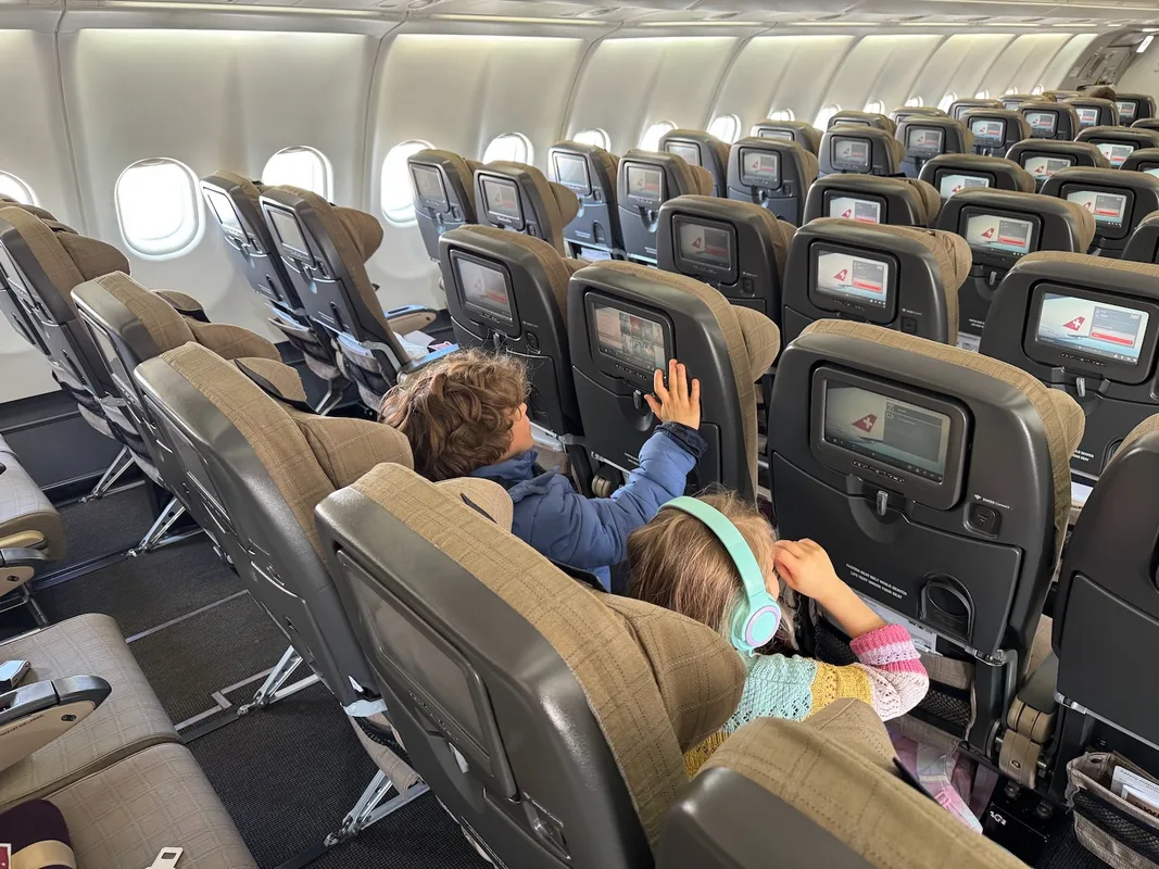 Trải Nghiệm Bay Hạng Phổ Thông SWISS A330: Thức Ăn Tuyệt Hảo Nhưng Chuyến Bay Dài Mệt Mỏi