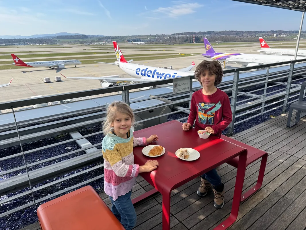 Trải Nghiệm Bay Hạng Phổ Thông SWISS A330: Thức Ăn Tuyệt Hảo Nhưng Chuyến Bay Dài Mệt Mỏi