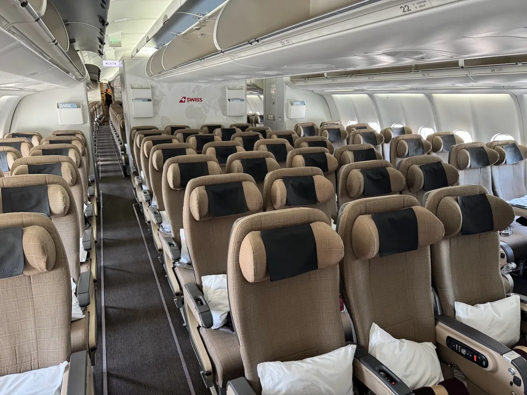 Trải Nghiệm Bay Hạng Phổ Thông SWISS A330: Thức Ăn Tuyệt Hảo Nhưng Chuyến Bay Dài Mệt Mỏi