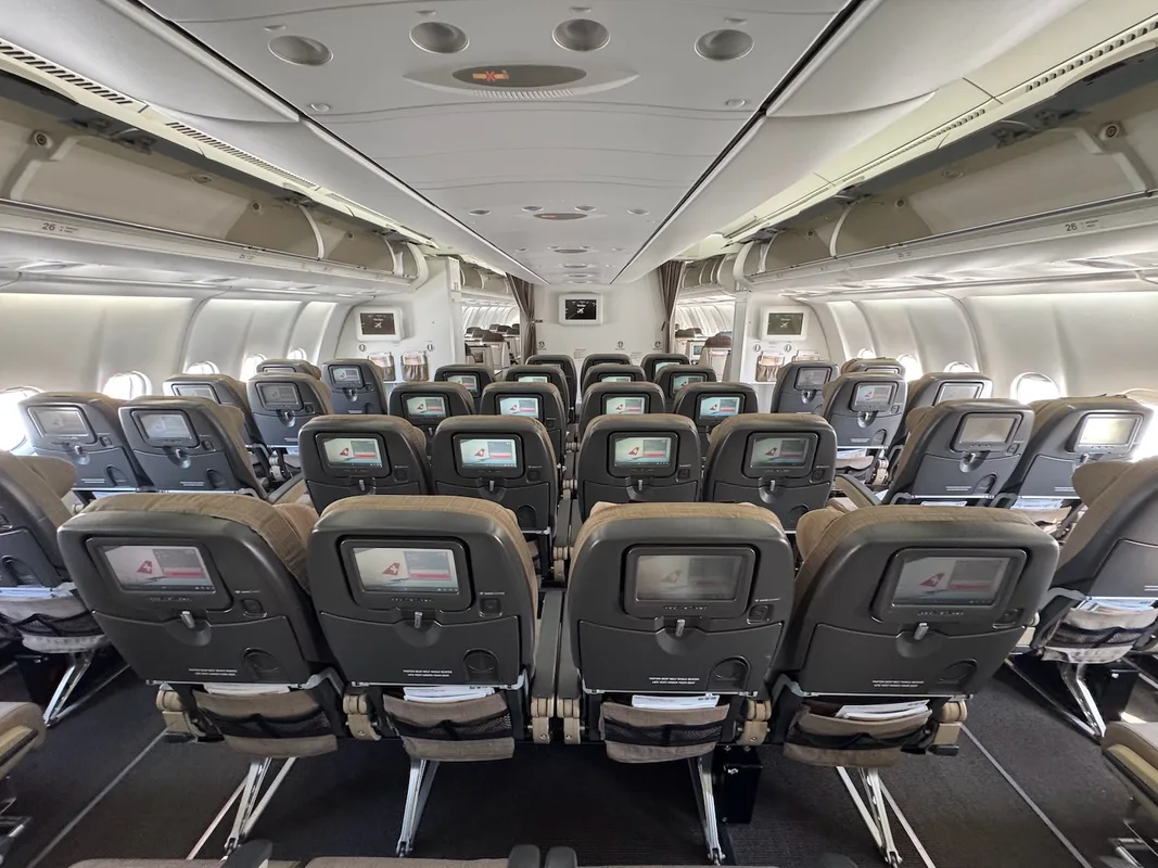 Trải Nghiệm Bay Hạng Phổ Thông SWISS A330: Thức Ăn Tuyệt Hảo Nhưng Chuyến Bay Dài Mệt Mỏi