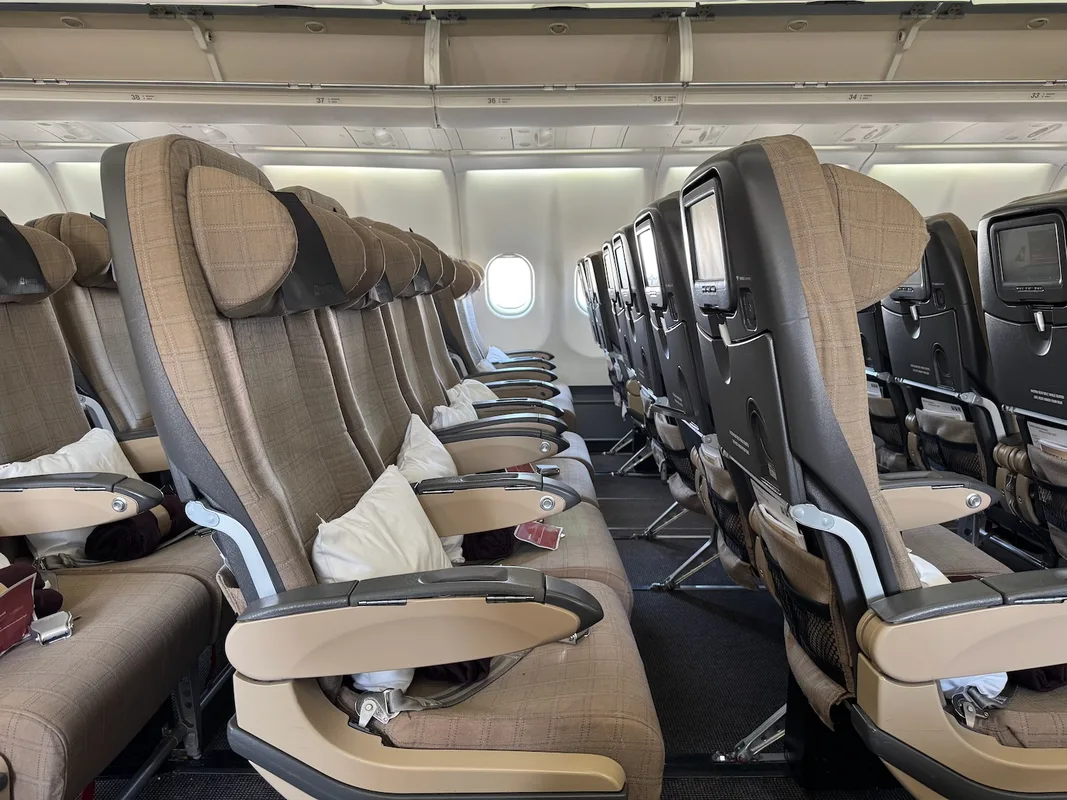 Trải Nghiệm Bay Hạng Phổ Thông SWISS A330: Thức Ăn Tuyệt Hảo Nhưng Chuyến Bay Dài Mệt Mỏi