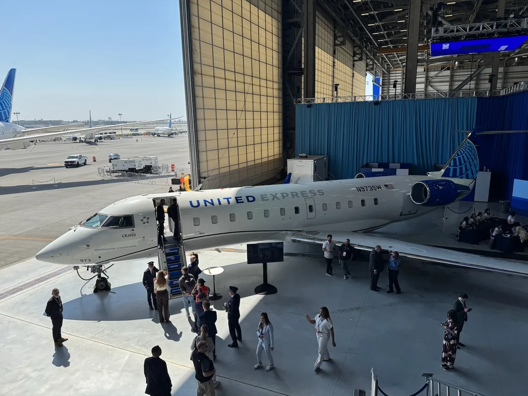 Trải Nghiệm Bay Trên Chiếc CRJ450: Sự Biến Hình Đáng Chú Ý Của United Airlines
