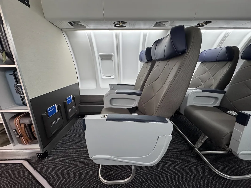 Trải Nghiệm Bay Trên Chiếc CRJ450: Sự Biến Hình Đáng Chú Ý Của United Airlines