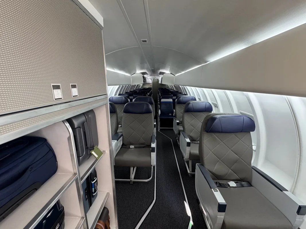 Trải Nghiệm Bay Trên Chiếc CRJ450: Sự Biến Hình Đáng Chú Ý Của United Airlines