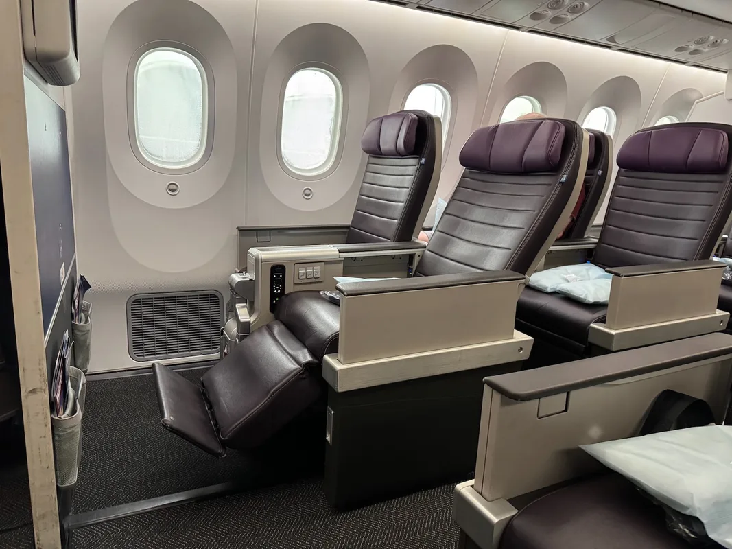 Trải Nghiệm Bay United Airlines 787-9: Hạng Ghế Premium Plus