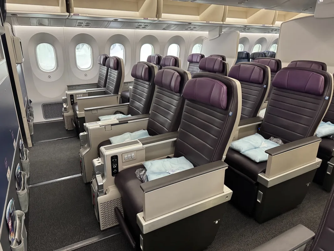 Trải Nghiệm Bay United Airlines 787-9: Hạng Ghế Premium Plus