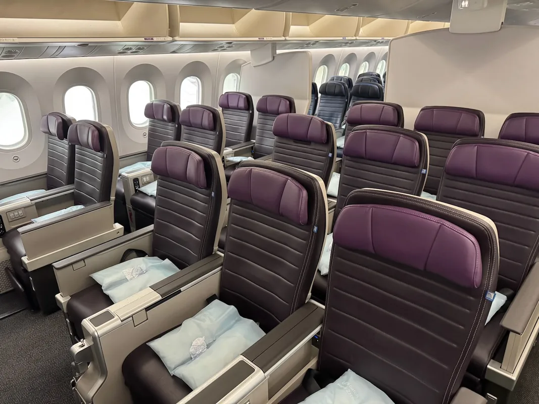 Trải Nghiệm Bay United Airlines 787-9: Hạng Ghế Premium Plus