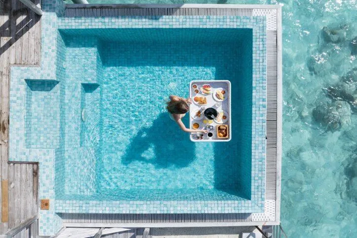 Trải Nghiệm Độc Đáo Ở Maldives: Từ Bơi Cùng Cá Mập Đến Buổi Điểm Tâm Nổi