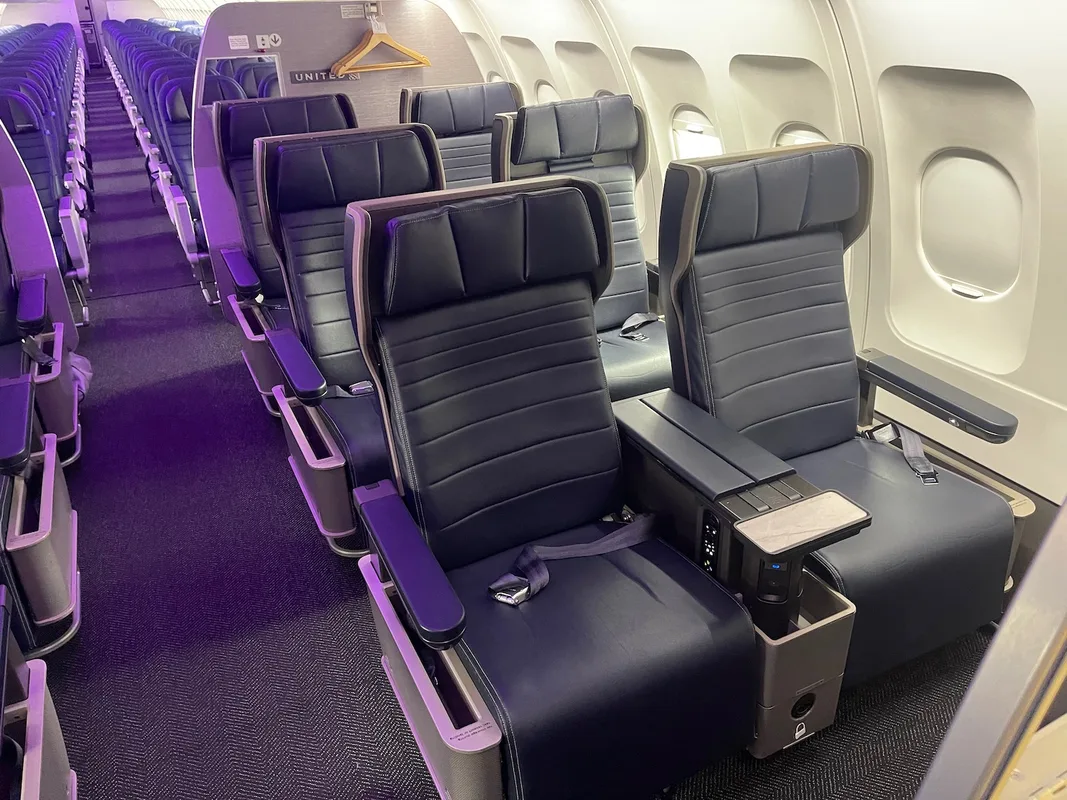 Trải Nghiệm Hạng Thương Gia Trên Chuyến Bay Một Giờ Của United Airlines