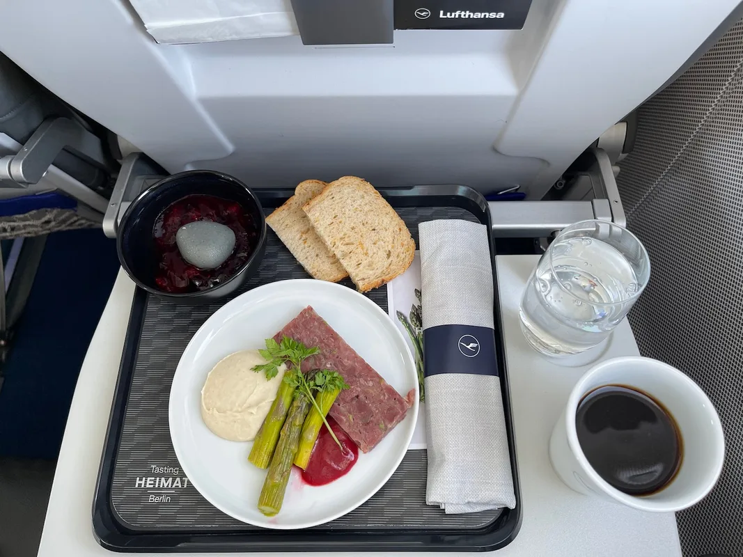 Trải Nghiệm Hạng Thương Gia Trên Chuyến Bay Một Giờ Của United Airlines