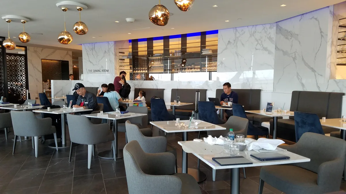 United Airlines: Biến Động Mới Trong Dịch Vụ Hạng Thương Gia