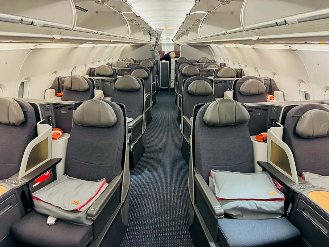 Vì Sao Tiếp Viên Hàng Không của American Airlines Nói Nhiều Trên Các Chuyến Bay Đêm?