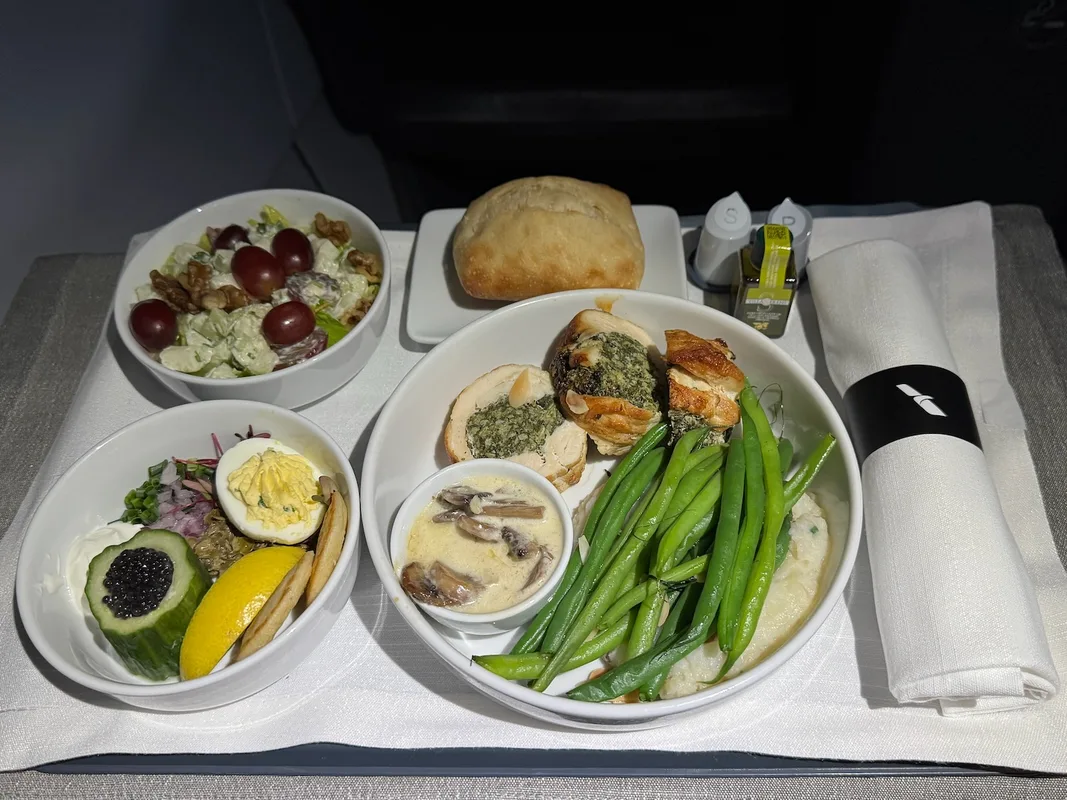Vì Sao Tiếp Viên Hàng Không của American Airlines Nói Nhiều Trên Các Chuyến Bay Đêm?