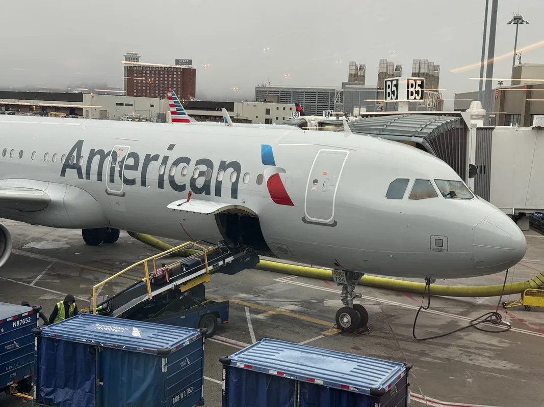Vì Sao Tiếp Viên Hàng Không của American Airlines Nói Nhiều Trên Các Chuyến Bay Đêm?