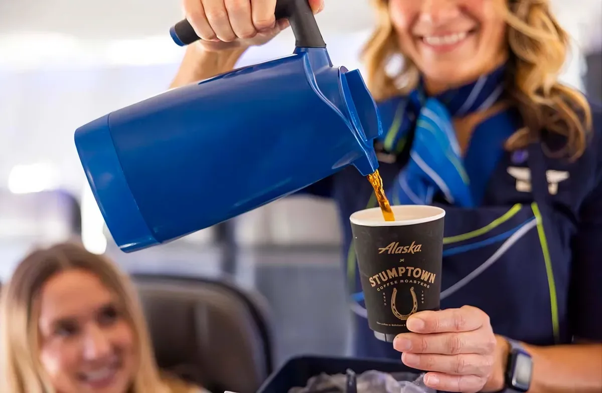 Vụ Việc Cà Phê Nóng Bỏng Của Tiếp Viên Alaska Airlines: Đằng Sau Một Câu Chuyện Thương Tâm